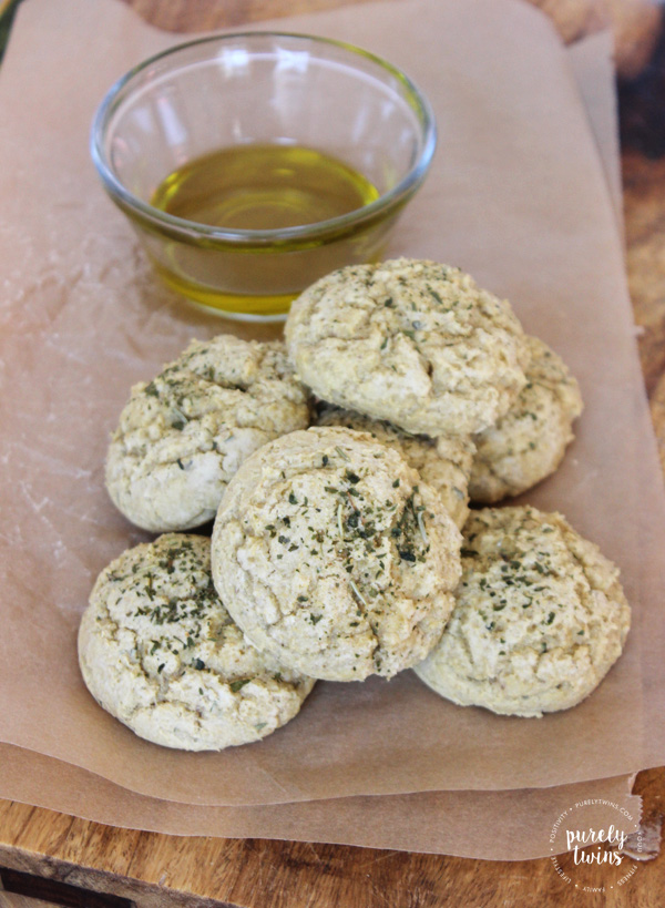 Gluten free garlic dinner rolls. Soft and chewy. So good! Find out how to make homemade garlic rolls that are made in 15 minutes and with just 6 simple ingredients. One ingredient might surprise you.