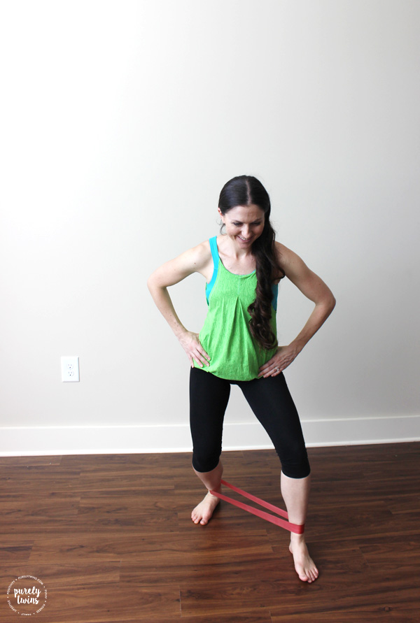 Hey moms need a fun effective workout that requires little space? Here are 4 exercises moves that will target your core and lower body using a resistance band. This is safe for moms that are pregnant or that have diastasis.